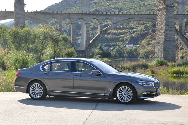 Das Flagschiff steht ab 81.900 Euro in der Preisliste. Das Topmodell 750Li xDrive mit Allrad und langem Radstand (Foto) kostet mindestens 112.700 Euro. (Foto: Wehner)