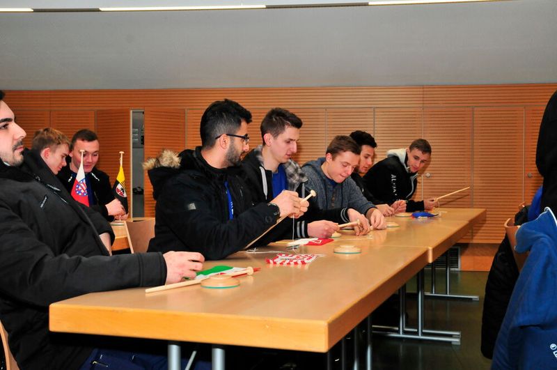 ... und an einen kleinen Fahnenmast zu montieren.  (Schmidt/»kfz-betrieb«)