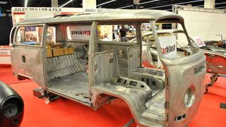 Mach mich nackig: Wer einen vergammelten Oldtimer perfekt restaurieren möchte, kommt um ein vollständiges Entlacken kaum herum.  (Bild: Dominsky)