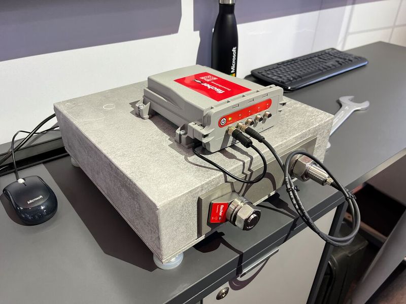 Die Firma Fischer hat Schraubverbindungen und Unterlegscheiben mit integrierten Sensoren entwickelt. Für die Datenverarbeitung wird die Azure-Cloud genutzt. (Bild: Vogel IT-Medien)