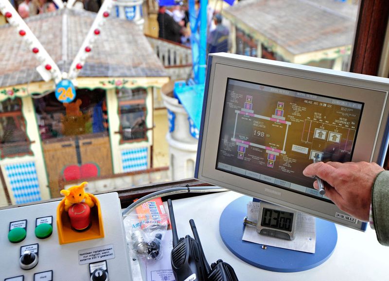 Moderne Technik für das Oktoberfest-Riesenrad: Die Fahrt der 40 Gondeln mit bis zu 400 Personen wird mit der Simatic S7 von Siemens gesteuert. Traditionell sorgt Siemens mit Antriebs- und Steuerungstechnik für den richtigen Schwung in den Fahrgeschäften. (Bild: www.siemens.com/presse)