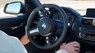 Unter bestimmten Umständen sollen Assistenzfunktionen im britischem Verkehr künftig bis 60 km/h das Lenkrad übernehmen dürfen.  (Bild: BMW)