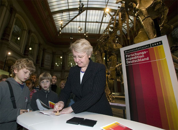 Bundesministerin Annette Schavan vergab Stempel für eine erfolgreiche Forschungsexpedition.  (Bild: Wissenschaftsjahr 2009 - Forschungsexpedition Deutschland)