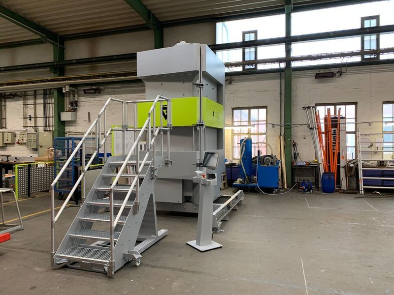 Operation of the machine is designed to be as simple as possible and almost error-proof, starting with an easy-to-open chamber.  (Greif-Velox )
