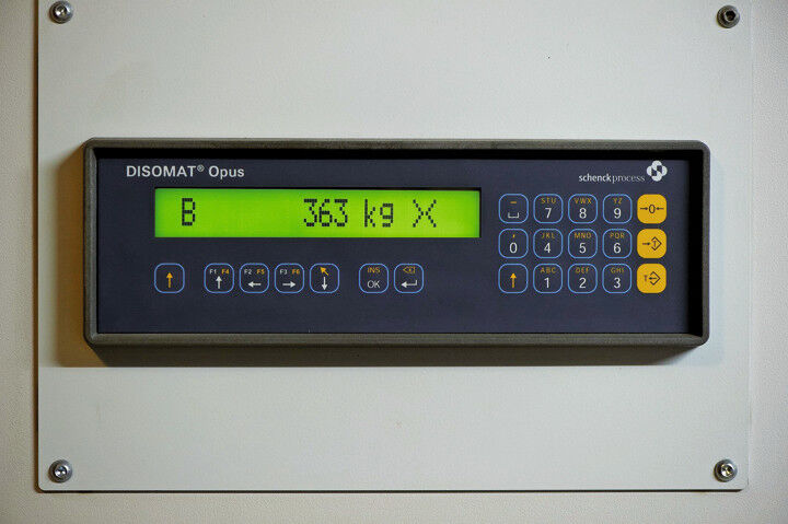 Die Wiegeanzeige am Schaltschrank informiert über das Gewicht der vom RBG (= Regalbediengerät) aufgenommenen Systemplatte. (Bild: Stopa)