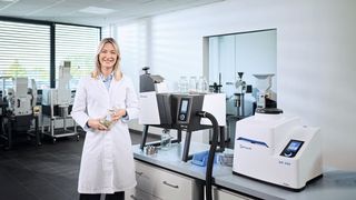 Abb. 1: Die neue Tischschneidmühle SM 50 von Retsch bietet vereinfachte Reinigung, effektiven Kontaminationsschutz und maximale Probenrückgewinnung und adressiert damit direkt die drei Kernthemen der Probenzerkleinerung. (Bild: ©OliverBellendir)