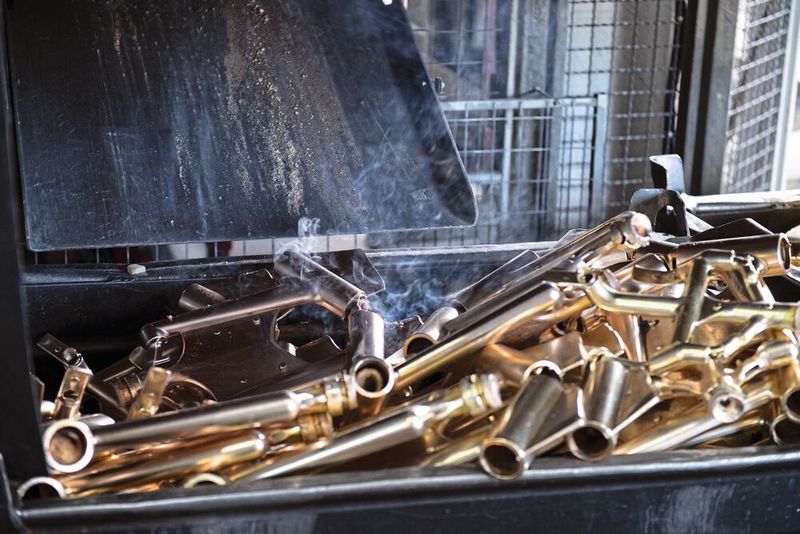 Nach kurzem Abkühlen gibt die Gussmaschine den Messing- rohling frei, aus dem später eine hochwertige Wasserarmatur entsteht. (Zeiss)