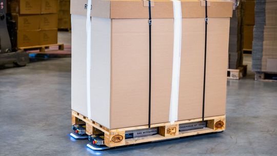 Die Filics Unit zeichnet sich vor allem durch die flache und kompakte Bauweise aus, die Kufen sind nur unwesentlich länger als eine Europalette. Dadurch wird eine Automatisierung auch in sehr engen, organisch gewachsenen Gebäuden möglich.(Bild:  Filics)