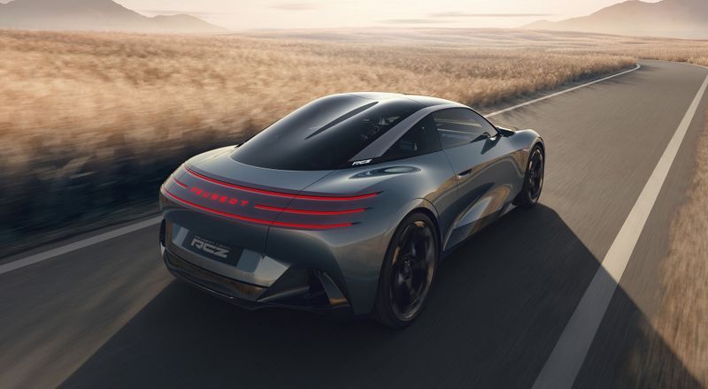 The study has been redesigned; only the “Bubble Roof” still serves as a design link to the gasoline-powered RCZ. (Source: Peugeot)