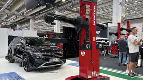 Achsmesssystem von Hunter mit zusätzlicher ADAS-Kalibriervorrichtung und Positionierungshilfe. Letzteres mit rotem Laserlicht und gebremsten Rollen. (Bild: Diehl – VCG)