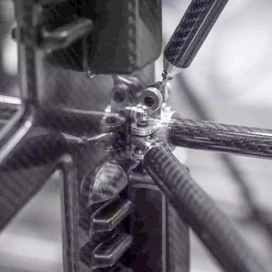 Der Leichtbau gilt als ein Schlüssel, um den Energiebedarf beweglicher Systeme zu senken – sei es im Materialmix, wie hier mit Metall und carbonfaserverstärkten Kunststoffkomponenten, oder nur einem Leichtbaumaterial. Wie man jetzt die ideale Methode schneller findet, verraten Experten hier ...  (Bild: Carbonicus)