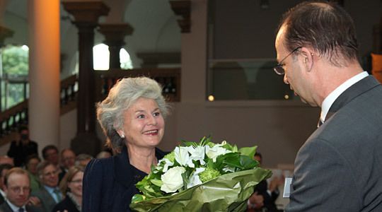 ZDK-Hauptgeschäftsführer Dr. Axel Koblitz dankte Frau Rademacher für die Zeit, „in der Sie auf Ihren Mann verzichten müssen“. (Archiv: Vogel Business Media)