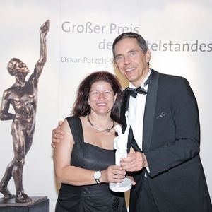 Michael und Christine Koch mit dem Hauptpreis „Premier“ bei der Bundesgala des Wettbewerbs „Großer Preis des Mittelstandes“.
