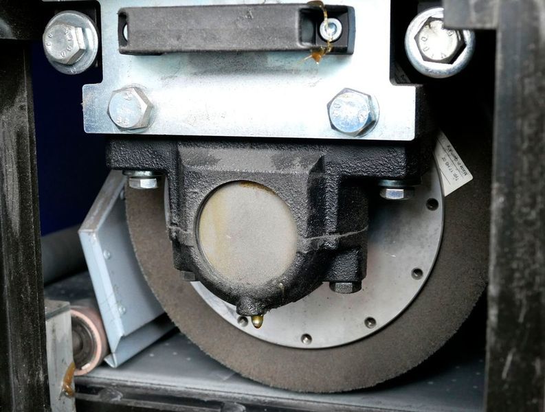 Das dritte Aggregat, das in der Schleifmaschine SMD 535 RTB zum Einsatz kommt ist die Rund- beziehungsweise Scotch-Bürste.  (Kuhn)