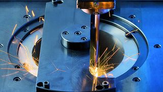 Energieeffizientes Fügen: Die Kosten beim Schweißen eines Synchronrades auf ein Zahnrad ließen sich mit dem Faserlaser in der Schweißmaschine halbieren. (Bild: Emag)