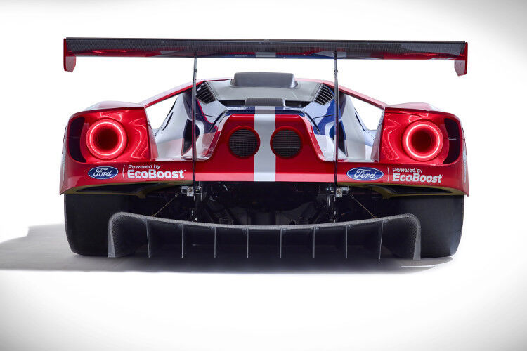 Ein großer Heckflügel und ein mächtiger Diffusor kennzeichnen den neuen GT. (Foto: Ford)