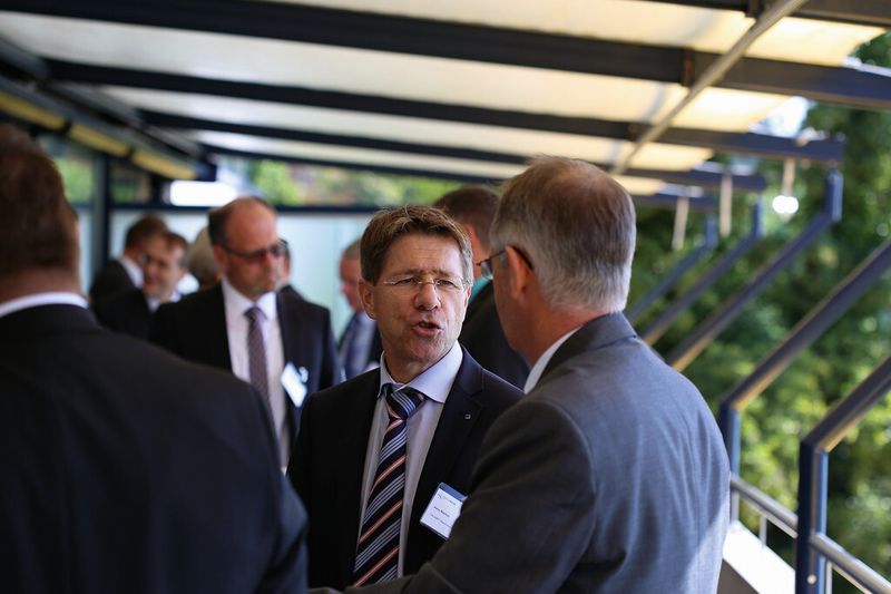 Im Bild Hans Marfurt (Geschäftsführer Trumpf Maschinen AG), der sich auf dem Swissmem-Symposium über die neuesten Trends und Technologien informierte. (Bild: Böhm)