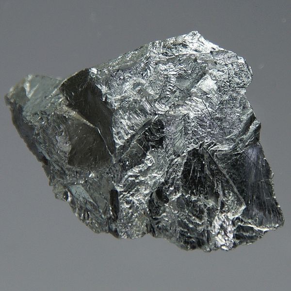 Chrom: Risikoklasse: hoch. Einsatzfelder: Verwendung in der Produktion von Edelstählen, chemische Industrie und Farbindustrie. Preisentwicklung: Nahezu Verdoppelung in den letzten fünf Jahren. Substitutionsmöglichkeiten: Keine. Zukunftsrelevanz: Wichtig für Zukunftstechnologien. Politische Risiken: Hohe Gefahr aufgrund der Relevanz des Rohstoffs. (Bild: Jurii unter CC-BY-SA 3.0 Lizenz, wikicommons)