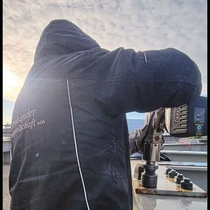 Ist das Testfundament fertig, wird der Stahlturm mit 104 Schrauben auf ihm verschraubt. Dafür werden Schrauben vom Typ SW55 mit M36 Gewinde genutzt, die mit einem Drehmoment von 2300 NM angezogen werden.(Bild:  Hytorc)