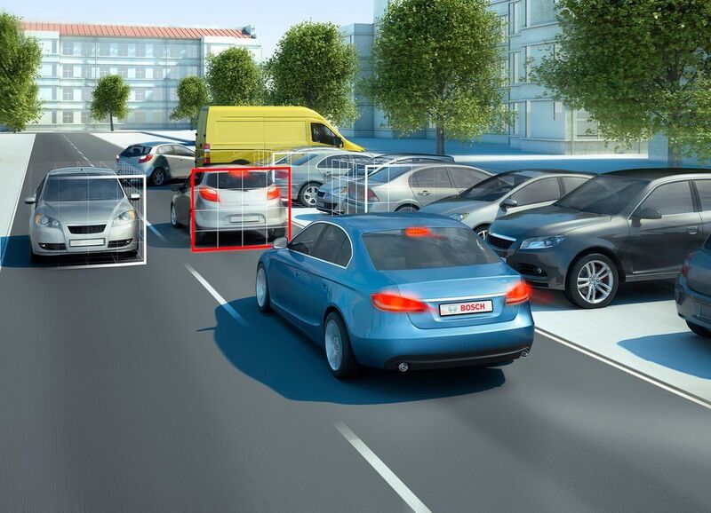 Bosch realisiert Notbremsung allein mit Videosensor: Erkennt die Kamera in der Fahrspur voraus andere Fahrzeuge als Hindernis, bereitet das Notbremssystem eine Bremsung vor. Reagiert der Fahrer nicht, leitet das System eine Vollbremsung ein. (Bild: Bosch)