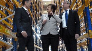 Brigitte Zypries besucht das neue Logistikzentrum der Firma Baier & Michels in Ober-Ramsted. V.l.: Peter Federolf, Vorstand der Baier & Michels-Gruppe, Brigitte Zypries, Bundesministerin für Wirtschaft und Energie, und Werner Schuchmann, Bürgermeister der Stadt Ober-Ramstadt.  (Baier & Michels)