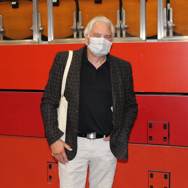 Besucherstimmen der LAB-SUPPLY Münster 2020Helmuth Tölle vom Berufskolleg Senne in Bielefeld:  „Meine Berufsschüler sollen hier mal reinschnüffeln und Kontakte für ihr späteres Arbeitsumfeld knüpfen.  Ich selbst gucke mich um, um aufzuschnappen, was man Neues in die Praktika einbauen könnte; wo man Geräte auf den neuesten Stand bringen kann. Ich habe eben ein schönes Waagensystem kennengelernt, wo man die Wägeteller bürsten darf, was ich vorher noch gar nicht kannte.“  Weitere Infos zu den kommenden LAB-SUPPLY-Messen finden Sie auf www.lab-supply.info.   (LABORPRAXIS, C. Lüttmann)