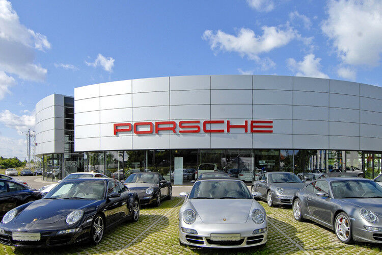Attraktiver Zukauf: Die Seitz-Handelsgruppe mit Hauptsitz in Kempten hat ihr Autohaus-Portfolio um das Porsche-Zentrum in Augsburg erweitert. Damit vergrößert sich das bisherige Vertriebsgebiet in der Region Allgäu/Bodensee auf den angrenzenden Marktbereich. (Foto: PZA)