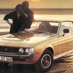 Toyota zeigte 1973 die Celica GT erstmals in Europa. Ihr 1600-cm³-Motor mit Doppelvergaser und zwei obenliegenden Nockenwellen brachte es auf 79 kW (107 PS) – noch war die japanische Marke aber ein Außenseiter.(Bild:  Toyota)