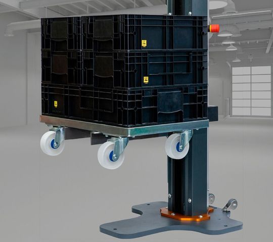 Mit dem smarten Kistenhubgerät „KET-Lift4Box“ wird die Gesundheit von Logistikmitarbeitern geschont, sagt der Hersteller B. Ketterer & Söhne. Es kann um die 120 Kilogramm tragen. Hier noch mehr zu diesem neuen Ergonomieverstärker ...(Bild:  B. Ketterer & Söhne)
