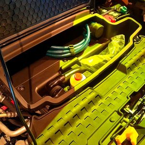 Pfiffig: Im Frunk finden Ladekabel, abnehmbare Anhängerkupplung und diverser Kleinkram Platz.(Bild:  Rudolf Huber/SP-X)