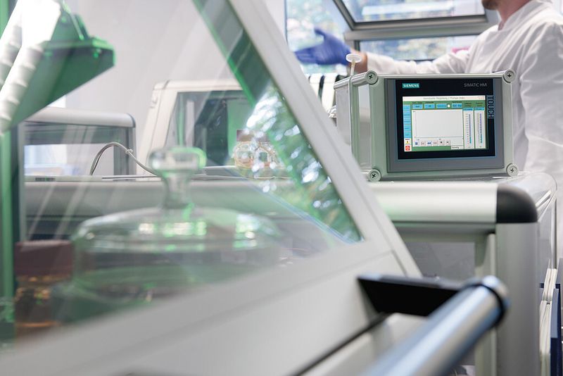 Simatic Comfort Panels sorgen dafür, dass die Forscher jederzeit alle wichtigen Informationen im Blick haben und die Prozesse im Inkubator einfach steuern können. (Bild: Siemens)