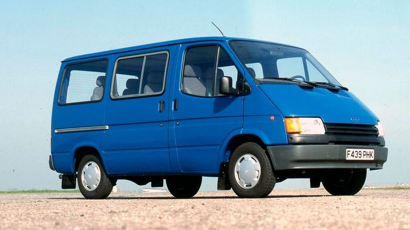 Es blieb bei der angetriebenen starren Hinterachse, jedoch war die vordere Starrachse durch Einzelradaufhängung ersetzt und es gab nun eine Zahnstangenlenkung, Fünfganggetriebe und einen Innenraum, der dem eines Pkw näher war.  (Bild: Ford)