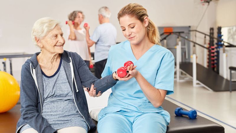 Pflegekräfte werden idealerweise gezielt dort eingesetzt, wo ihre jeweiligen Kompetenzen liegen.(Bild: ©  Robert Kneschke - stock.adobe.com)