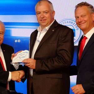 Michael Schneider (M.), Pressesprecher der Innung Sachsen-West/Chemnitz, erhält für seine  „Sächsische Meister-Classic“ von Jürgen Karpinski (l.) und Arne Joswig ebenfalls den Blauen Kalligraphen für Platz 1.(Bild:  Zietz – »kfz-betrieb«)