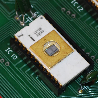 Intel 2708 NMOS-EPROM-Chip (1974): Mit 1 KByte nichtflüchtigem Speicher stellte der per UV-Licht lösch- und anschließend wiederprogrammierbare Speicherbaustein einen maßgeblichen Schritt in Richtung modernes Embedded Computing dar. (gemeinfrei)
