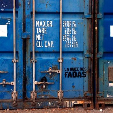 Sicherheitsupdate für die Bestandsanlage: Durch flexible Schutzsysteme lassen sich wachsende Lagermengen und komplexe Risikokonstellationen normgerecht beherrschen.  (Bild: frei lizenziert)