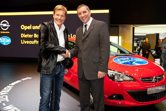 Dieter Bohlen (links) und Opel-Marketingdirektor Andreas Marx besiegelten im Rahmen der IAA ein Sponsoringpaket für „Deutschland sucht den Superstar“. Ob der extrem bekannte aber nicht sonderlich beliebte Entertainer ein guter Griff ist? (Opel)