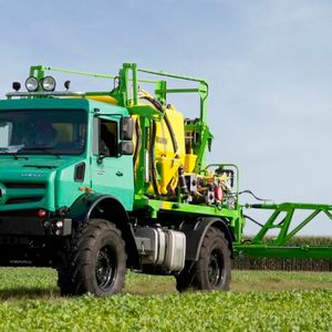 Der Unimog ist vor allem dank seiner Portalachsen hochgeländegängig. Neben dem urspünglichen Einsatz in der Landwirtschaft hat er sich im Kommunaleinsatz, bei Militärs und zahlreichen privaten Unternehmen einen Namen gemacht.(Bild:  Daimler AG)