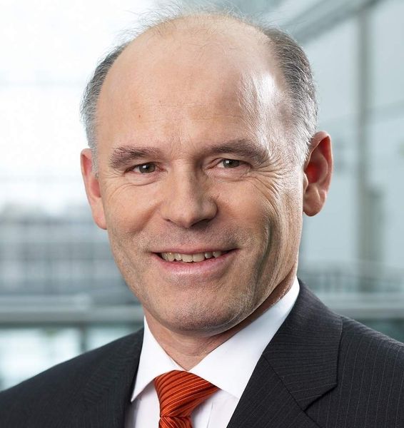 Wacker-Konzernchef Dr. Rudolf Staudigl: „Durch unsere ausgewogene regionale Aufstellung und die Vielzahl der Abnehmerbranchen für unsere Produkte konnten wir bislang die Markt- und Nachfrageschwankungen recht gut ausgleichen. Darüber hinaus ist der Konzern äußerst solide finanziert. Ich sehe das als eine wesentliche Voraussetzung, um unser strategisches Wachstums- und Investitionsprogramm wie geplant fortzusetzen.“  (Bild: Wacker Chemie)
