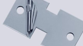 Das Abschälen der einnzelnen Stahlteile erfolgt manuell per Messer und geschieht direkt an der Maschine.  (Bild: Georg Martin)