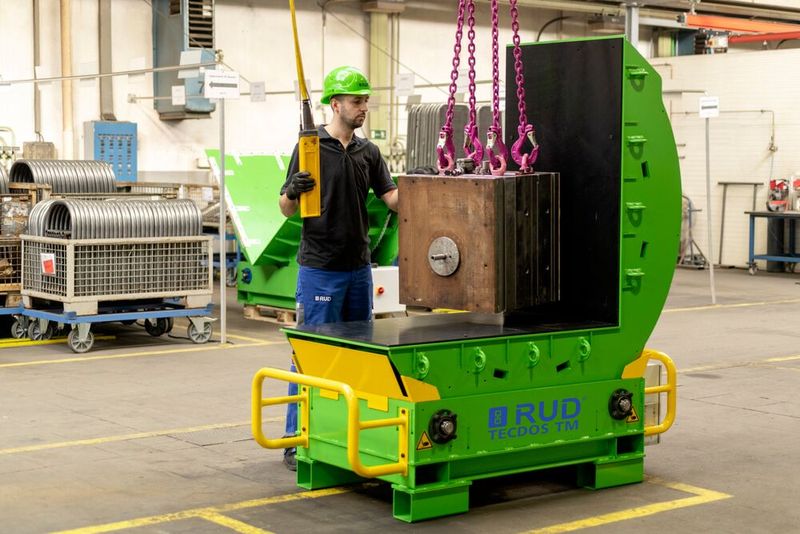 Die RUD-Werkzeugwender ermöglichen es, Spritzgussformen von bis zu 64 Tonnen Gewicht zuverlässig und sicher per Knopfdruck in unter einer Minute um bis zu 90° um ihre Schwerpunktachse zu drehen.  (Bild: RUD)