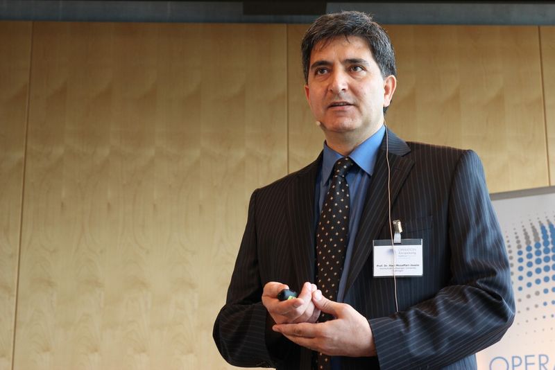 Löst mit seinem Vortrag über die Bedeutung der Werkstoffeigenschaften eine rege Diskussion aus: Prof. Dr. Hadi Mozaffari-Jovein, Prodekan der Fakultät Industrial Technologies und Studiendekan Materials Engineering am Hochschulcampus Tuttlingen. (Bild: Castagna)