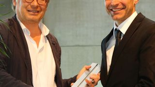 Architekt Thomas Eckert (l.) überreicht den symbolischen Schlüssel an Crown-Werksleiter Mads Andreasen. (Bild: Crown)