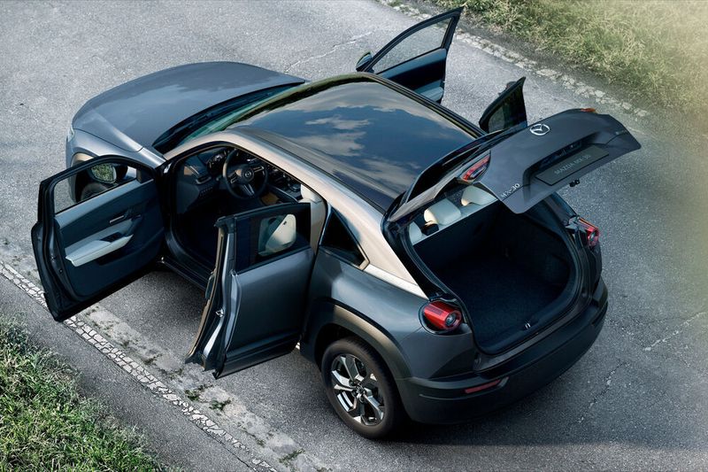 Die Vordertüren lassen sich in einem Winkel von 82 Grad öffnen, die Hintertüren bis zu 80 Grad.  (Mazda)