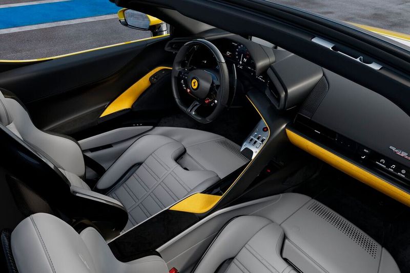 Das Interieur des 849 Testarossa Spider ist laut Ferrari eine Synthese zwischen dem Layout einer Berlinetta mit horizontalem Armaturenbrett und dem Cockpit eines Einsitzers.  (Bild: Ferrari)