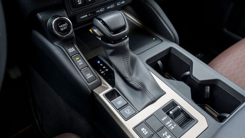 Der neue Land Cruiser bietet noch echte Schalter und Tasten. (Bild: Toyota)