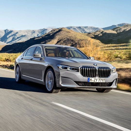 Dem Luxusmodell 7er mangelt es gewiss nicht an Ausstrahlung, doch die Designer von BMW haben noch Potenzial für ein bisschen mehr Präsenz entdeckt.(Bild:  Daniel Kraus/BMW)