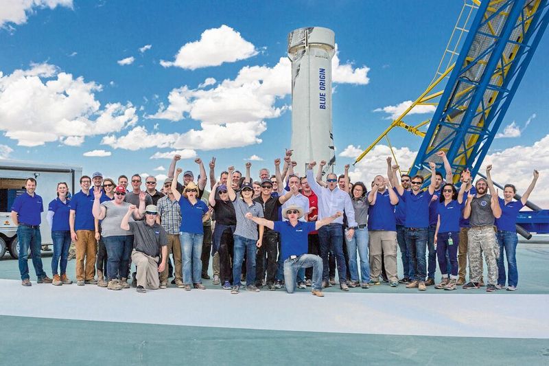 Das Team der Universität Bayreuth (Prof. Dr. Christian Laforsch, Dr. Miriam Knie) zusammen mit den beteiligten Wissenschaftlern aus Deutschland sowie mit Jeff Bezos und seinem Team von Blue Origin an der „West Texas Launch Site“ (Blue Origin)