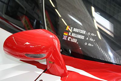 Alles muss perfekt passen, auch Teile aus neuen Werkstoffen: Detail des Boliden im Hintergrund die A-Säule aus CFK. (Archiv: Vogel Business Media)