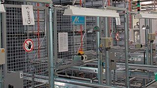 Im Hochregallager bei Dräxlmaier mit 7980 Behälterstellplätzen werden die sechs Einzelregalreihen von fünf Regalbediengeräten versorgt. Bild: Klinkhammer (Archiv: Vogel Business Media)